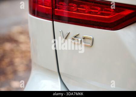 Minsk, Biélorussie - 5 novembre 2025 : 2ème génération Volvo V60 R Design SUV compact Executive Station Wagon badge arrière et feu arrière. Emblème de V. Banque D'Images