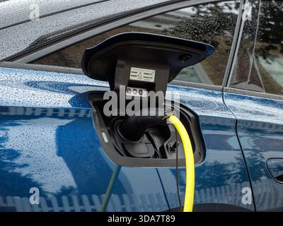 Voiture électrique EV branchée comme elle est chargée, Londres, Royaume-Uni Banque D'Images