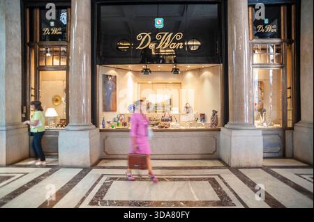 Shopping de luxe Italie, vue d'une femme chic en costume rose passant devant le détaillant de luxe de Wan dans le centre de Turin (Turin), Italie. Banque D'Images