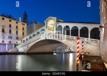 Venise, Italie au pont du Rialto sur le Grand canal à l'heure bleue. Banque D'Images