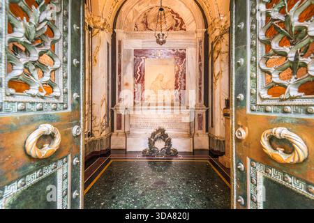 RAVENNE, ITALIE - 26 JANVIER 2022 : une vue à l'intérieur de la tombe du poète Dante. Le petit temple néoclassique se trouve près du site de ses funérailles de 1321. Banque D'Images
