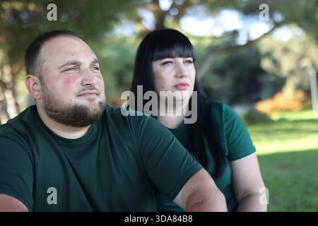 Couple regardant loin ensemble dans le parc extérieur Banque D'Images