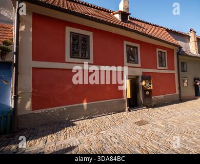 Charmante vue sur la ruelle d'Or, une rue historique étroite située à l'intérieur du château de Prague. Photo de haute qualité Banque D'Images