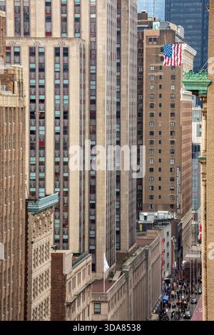 Scène de la 34e rue vue au-dessus du ciel dans le quartier de Murray Hill, New York City, États-Unis 2025 Banque D'Images