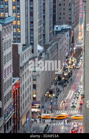 Scène de la 34e rue vue au-dessus du ciel dans le quartier de Murray Hill, New York City, États-Unis 2025 Banque D'Images