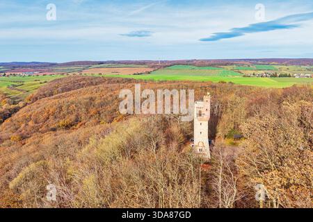 Une vue sur le Moltkewarte, une tour de guet près de Sangerhausen, en automne. Banque D'Images