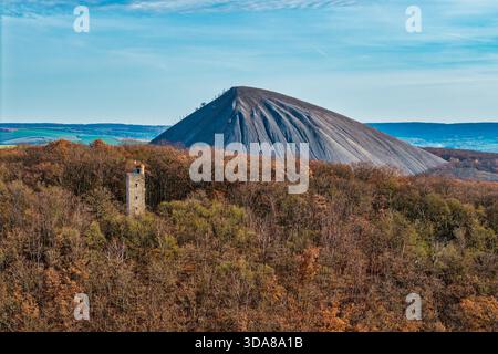 Une vue sur le Moltkewarte, une tour de guet près de Sangerhausen, en automne. Banque D'Images