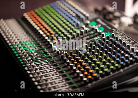 Gros plan du bureau de mixage de son professionnel. Mise au point sélective. Banque D'Images