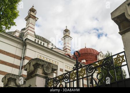 Sofia, Bulgarie - 06 mai 2017 : vue sur le dôme rouge saisissant de la synagogue de Sofia s'élevant derrière une clôture ornée, ses étoiles dorées contrastant avec le Banque D'Images