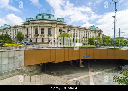 Sofia, Bulgarie - 06 mai 2017 : vue sur la grande façade de l'université de Sofia sur un ciel lumineux, son dôme de cuivre brillant au-dessus des rues de la ville. Banque D'Images