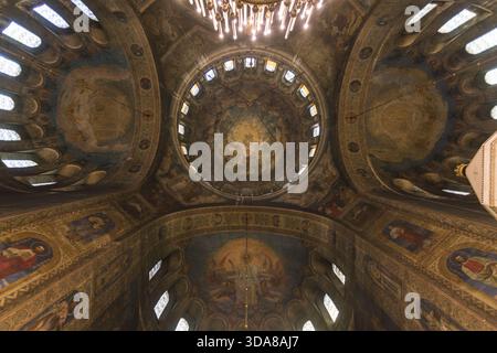 Sofia, Bulgarie - 06 mai 2017 : vue sur le plafond orné de la cathédrale Alexandre Nevski, ses fresques éclatant de lumière céleste et de detai complexe Banque D'Images