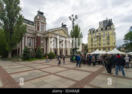 Sofia, Bulgarie - 06 mai 2017 : vue sur les colonnes pâles et la façade ornée du Théâtre national Ivan Vazov, encadrées par les motifs géométriques de la place et Banque D'Images