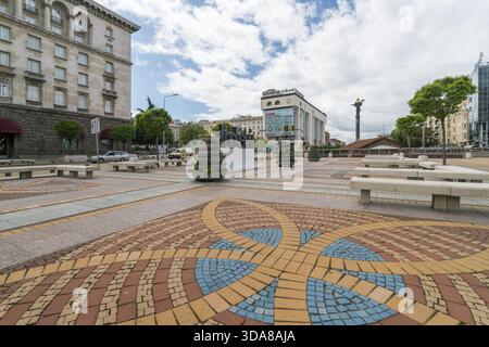 Sofia, Bulgarie - 06 mai 2017 : vue sur la place vibrante aux motifs géométriques menant au bâtiment de la présidence et au Monument de la Sainte So Banque D'Images