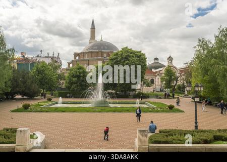Sofia, Bulgarie - 06 mai 2017 : vue sur les eaux vibrantes de la fontaine dansant au milieu de la verdure luxuriante du parc, encadrée par l'architecture imposante o Banque D'Images