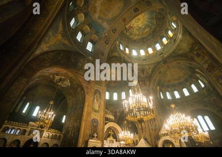 Sofia, Bulgarie - 06 mai 2017 : vue sur le magnifique intérieur de la cathédrale Alexandre Nevski, où des lustres dorés illuminent le complexe f Banque D'Images