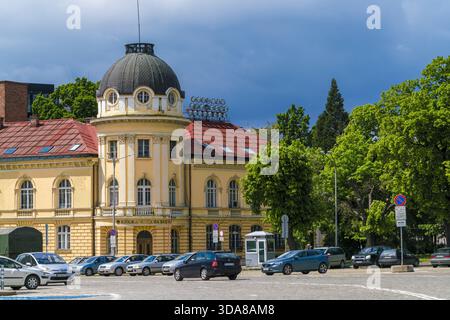 Sofia, Bulgarie - 06 mai 2017 : vue sur la salle de marché centrale de Sofia se prélasser sous un ciel lumineux, avec un parking animé de voitures et encadré par l Banque D'Images
