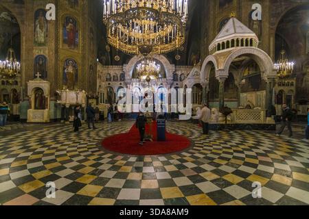 Sofia, Bulgarie - 06 mai 2017 : vue de l'intérieur de la cathédrale Alexandre Nevski, où les sols en mosaïque contrastent avec la lumière dorée de la chande Banque D'Images