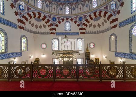 Sofia, Bulgarie - 06 mai 2017 : vue sur l'intérieur orné de la mosquée Banya Bashi, avec son grand dôme, ses motifs complexes et sa lueur chaleureuse Banque D'Images