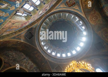 Sofia, Bulgarie - 06 mai 2017 : vue sur le dôme vibrant de la cathédrale Alexandre Nevski, où la lumière dorée filtre à travers la structure ornée. Banque D'Images