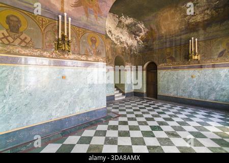 Sofia, Bulgarie - 06 mai 2017 : vue de l'intérieur, où les murs en marbre rencontrent les plafonds ornés de fresques, illuminés par des appliques ornées dans un mélange de religieux Banque D'Images
