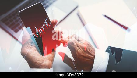 Homme d'affaires senior examine le contrat sur smartphone dans un cadre de bureau moderne Banque D'Images