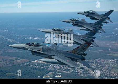 Tiger Squadron F-16 Fighting Falcons de l'armée de l'air belge, immatriculations FA-104, FA-106, FA-116, FB-20, vol en formation coordonnée au Sanicole Air Show 2019 en Belgique. Banque D'Images