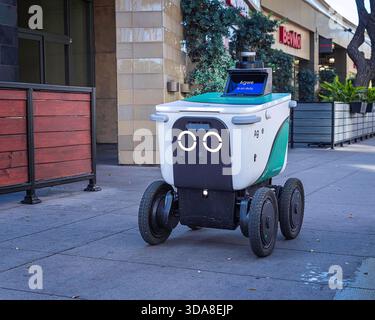Los Angeles, CA, États-Unis – 7 décembre 2025 : un robot de livraison serve Robotics descend le boulevard Santa Monica à Los Angeles, CA. Banque D'Images