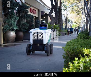 Los Angeles, CA, États-Unis – 7 décembre 2025 : un robot de livraison serve Robotics descend le boulevard Santa Monica à Los Angeles, CA. Banque D'Images