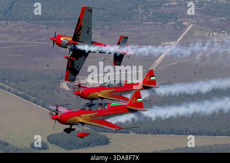 Extra 330LX des Royal Jordanian Falcons effectuant une formation acrobatique coordonnée au Sanicole Air Show de 2019 en Belgique. Banque D'Images