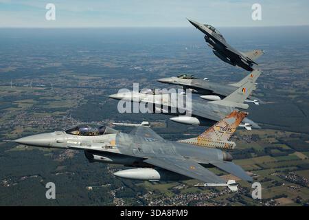 F-16 Fighting Falcons de l'armée de l'air belge, immatriculations FA-104, FA-106, FA-116, FB-20, voler ensemble en formation au Sanicole Air Show 2019 en Belgique. Banque D'Images