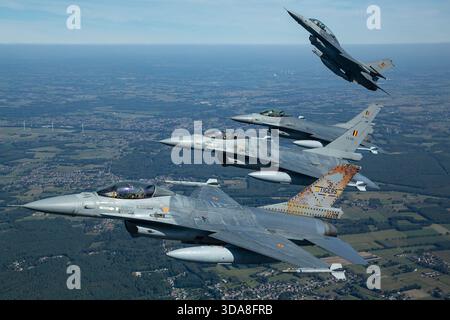 F-16 Fighting Falcons de l'escadron de tigres de l'armée de l'air belge, immatriculations FA-104, FA-106, FA-116, FB-20, exécution d'un vol de formation au salon aéronautique Sanicole 2019 en Belgique. Banque D'Images