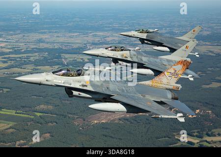 Trois F-16 Fighting Falcons de l'escadron du tigre, immatriculés FA-104, FA-106 et FA-116, volant en formation rapprochée au salon aéronautique Sanicole de 2019, en Belgique, capturés dans une photographie air-air montrant leur coordination et leur conception. Banque D'Images