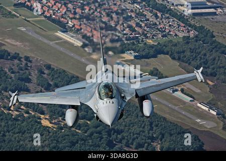 F-16 Fighting Falcons de l'armée de l'air belge du Tiger Squadron 31 Tigers volant en formation au salon aéronautique Sanicole 2019 en Belgique. Banque D'Images