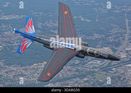 L'Alpha Jet E de l'armée de l'air française exécute des routines de voltige précises au salon aéronautique de Sanicole, en Belgique, capturé à mi-vol d'un autre avion en 2019. Banque D'Images