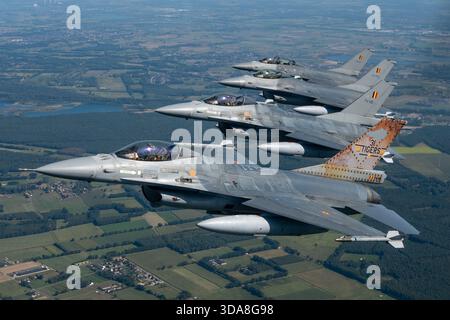 Quatre F-16 Fighting Falcons de l'armée de l'air belge, immatriculés FA-104, FA-106, FA-116 et FB-20 du Tiger Squadron, volent en formation rapprochée lors d'une séance photo air-air au Sanicole Air Show de 2019 en Belgique. Banque D'Images