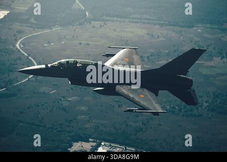 Les F-16 Fighting Falcons de l'escadron de tigres de l'armée de l'air belge sont capturés en vol en formation lors du salon aéronautique Sanicole 2019 en Belgique. Banque D'Images