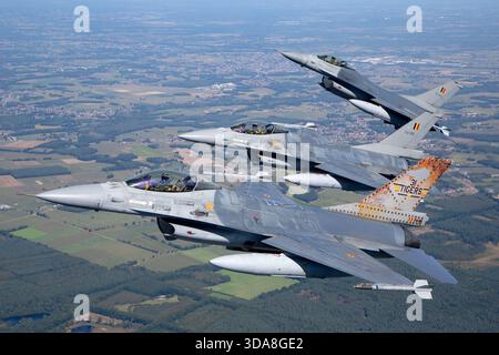 Formation des F-16 Fighting Falcons FA-104, FA-106 et FA-116 de l'Armée de l'Air belge lors du salon aéronautique Sanicole 2019, Belgique. Banque D'Images