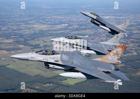 Trois F-16 Fighting Falcons de l'escadron belge des tigres, FA-104, FA-106 et FA-116, volant en formation serrée au Sanicole Air Show 2019 en Belgique. Banque D'Images