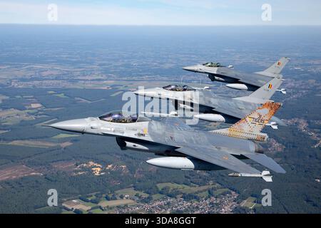 Trois F-16 Fighting Falcons de l'armée de l'air belge du Tiger Squadron, FA-104, FA-106 et FA-116, volant en formation au salon aéronautique Sanicole de 2019 en Belgique. Banque D'Images