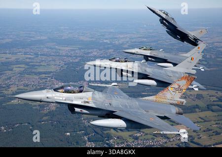 F-16 de l'escadron belge des tigres combattant des faucons en vol en formation rapprochée, avec FA-104, FA-106, FA-116 et FB-20, lors du Sanicole Air Show 2019 en Belgique. Banque D'Images
