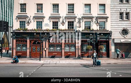 Londres, Royaume-Uni, 27 avril 2025, vue du Duke of York, un pub sur Victoria Street dans l'arrondissement de Westminster Banque D'Images