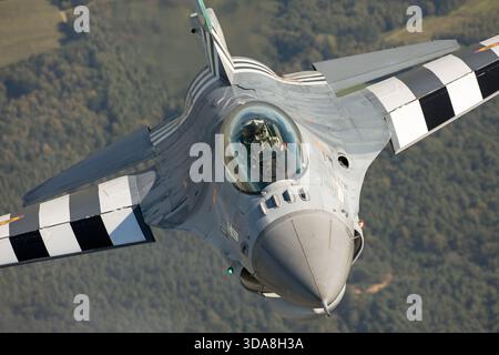 Le F-16 Fighting Falcons du 349e escadron de l'armée de l'air belge présenté dans un schéma de peinture commémoratif du 50e anniversaire, photographié air-air au salon aéronautique Sanicole de 2019 en Belgique. Banque D'Images