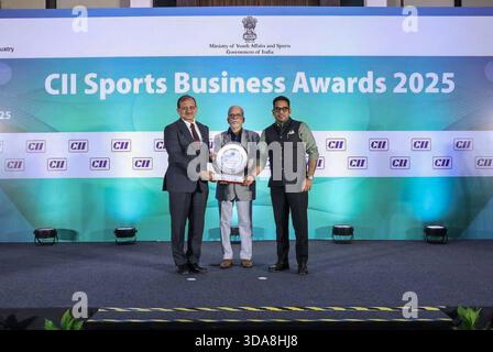 New Delhi, Inde. 09th Dec, 2025. L'Autorité de développement sportif du Tamil Nadu (SDAT) a reçu les CII Sports Business Awards 2025 pour le meilleur développement sportif par l'État, à New Delhi. Le prix a été reçu au nom du gouvernement de l'État du Tamil Nadu par Dr Atulya Misra, IAS, Secrétaire en chef supplémentaire du gouvernement, Département de la protection de la jeunesse et du développement des sports, et Meghanadha Reddy, IAS, Secrétaire membre, SDAT, reconnaissant leur leadership engagé et désintéressé dans la priorité et la promotion du sport dans l'ensemble du Tamil Nadu. Crédit : Seshadri SUKUMAR/Alamy Live News Banque D'Images