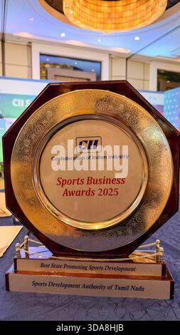 New Delhi, Inde. 09th Dec, 2025. L'Autorité de développement sportif du Tamil Nadu (SDAT) a reçu les CII Sports Business Awards 2025 pour le meilleur développement sportif par l'État, à New Delhi. Le prix a été reçu au nom du gouvernement de l'État du Tamil Nadu par Dr Atulya Misra, IAS, Secrétaire en chef supplémentaire du gouvernement, Département de la protection de la jeunesse et du développement des sports, et Meghanadha Reddy, IAS, Secrétaire membre, SDAT, reconnaissant leur leadership engagé et désintéressé dans la priorité et la promotion du sport dans l'ensemble du Tamil Nadu. Crédit : Seshadri SUKUMAR/Alamy Live News Banque D'Images