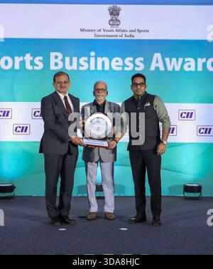 New Delhi, Inde. 09th Dec, 2025. L'Autorité de développement sportif du Tamil Nadu (SDAT) a reçu les CII Sports Business Awards 2025 pour le meilleur développement sportif par l'État, à New Delhi. Le prix a été reçu au nom du gouvernement de l'État du Tamil Nadu par Dr Atulya Misra, IAS, Secrétaire en chef supplémentaire du gouvernement, Département de la protection de la jeunesse et du développement des sports, et Meghanadha Reddy, IAS, Secrétaire membre, SDAT, reconnaissant leur leadership engagé et désintéressé dans la priorité et la promotion du sport dans l'ensemble du Tamil Nadu. Crédit : Seshadri SUKUMAR/Alamy Live News Banque D'Images
