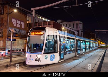 Paris, France - 3 décembre 2025 : le tramway Citadis d'Alstom arrive à la gare porte de Saint-Ouen. Le véhicule moderne de la ligne T3b relie les 17ème et 18ème arrondissements de Paris en Ile-de-France Banque D'Images