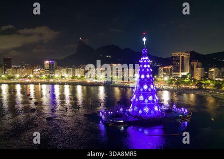 Rio de Janeiro, Brésil - 30 novembre 2015 : pour la première fois, un arbre de Noël est exposé devant la plage de Botafogo dans la ville de Rio de Janeiro. Banque D'Images