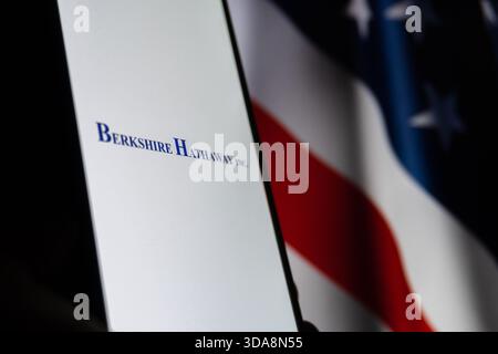 Logo Berkshire Hathaway sur l'écran du smartphone. Une photo éditoriale a été prise : Bakou, Azerbaïdjan. 06.12.2025. Banque D'Images