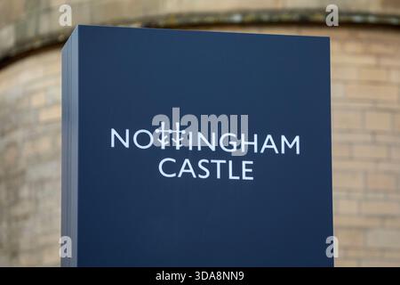 Nottingham, Royaume-Uni - 28 juin 2025 : panneau à l'entrée du château de Nottingham dans la ville de Nottingham, Royaume-Uni. Banque D'Images