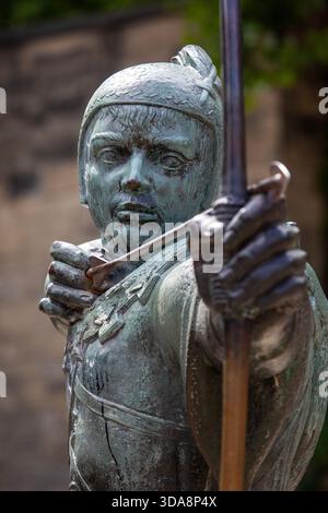 Nottingham, Royaume-Uni - 28 juin 2025 : Statue de l'héroïque hors-la-loi Robin des bois au château de Nottingham dans la ville de Nottingham, Royaume-Uni. Banque D'Images